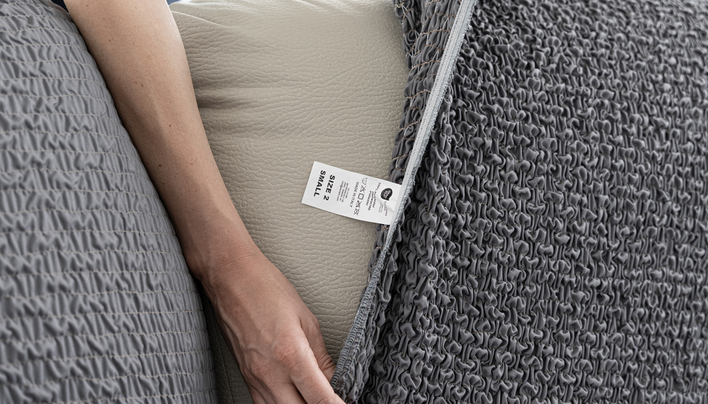 Wszyta biała metka SIZE 2 SMALL · MADE IN ITALY na krawędzi pokrowca
